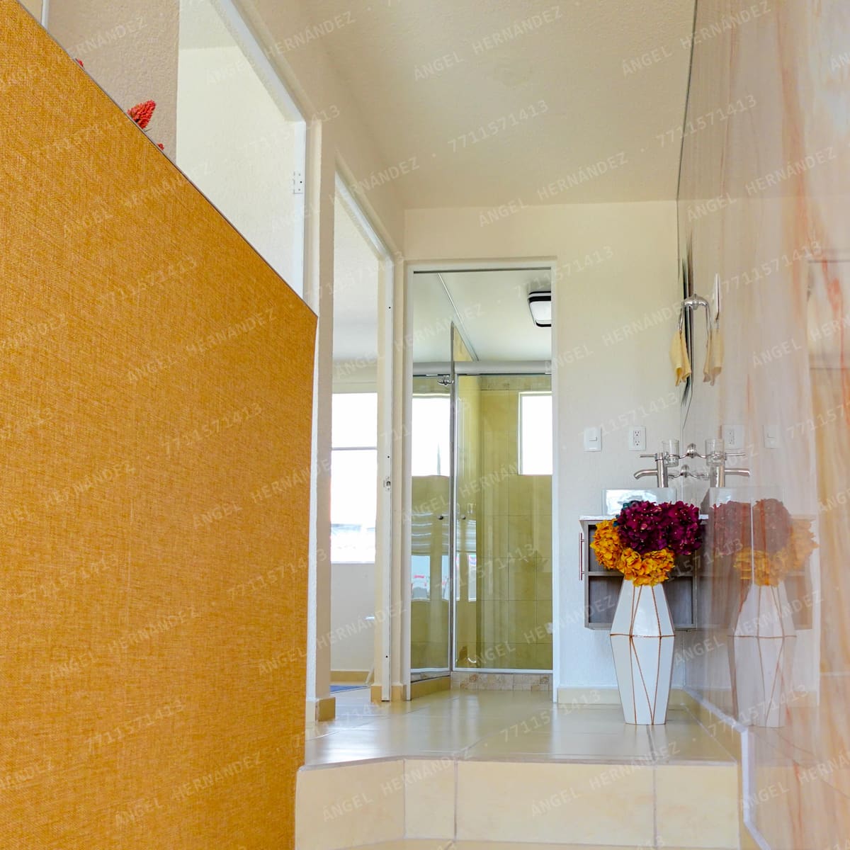 Pasillo de planta alta con lavabo y acceso al baño en modelo Córdoba Plus