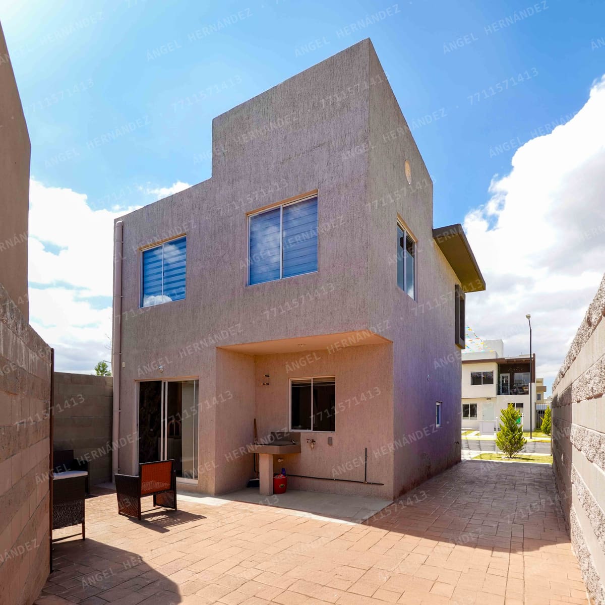 Jardín posterior y fachada trasera en casa muestra Gibraltar, Real Bilbao