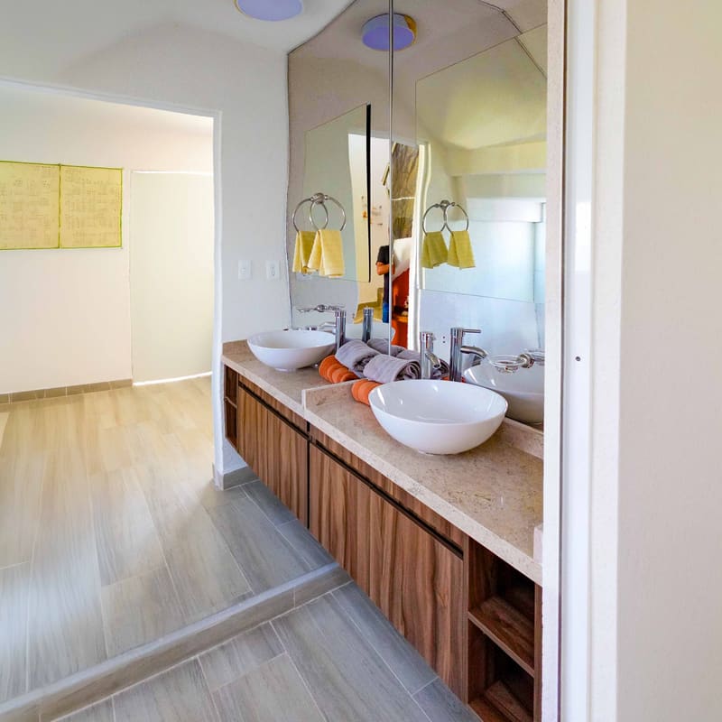 Baño principal con doble lavabo y espejo en modelo Gibraltar