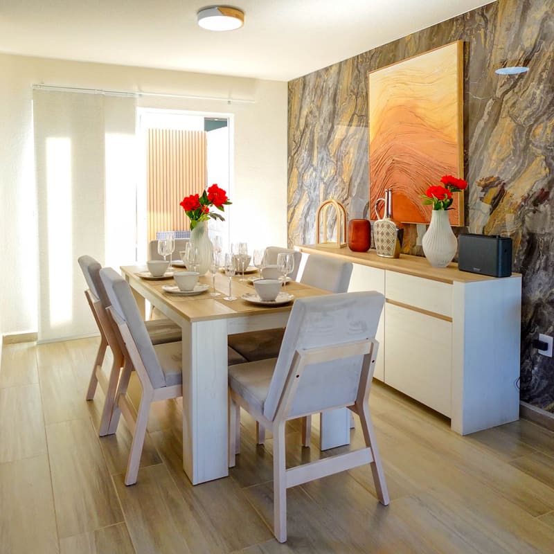 Comedor de seis plazas con vista panorámica en casa muestra Gibraltar