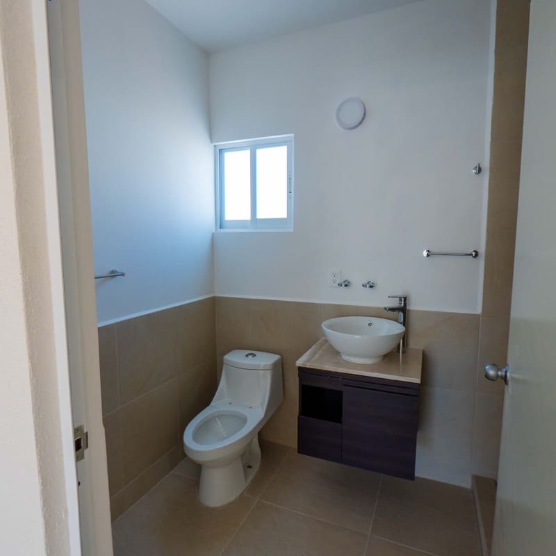 Baño completo con cancel de cristal templado en modelo Castelo, Real Madeira