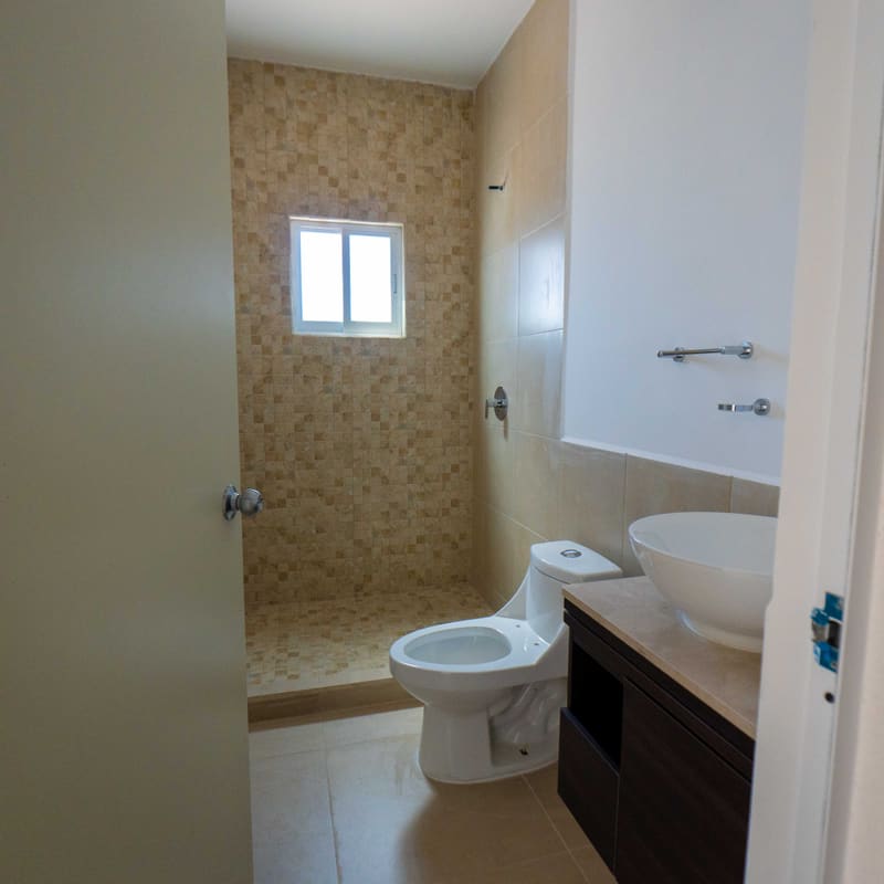 Baño completo secundario con cancel en modelo Castelo, Pachuca