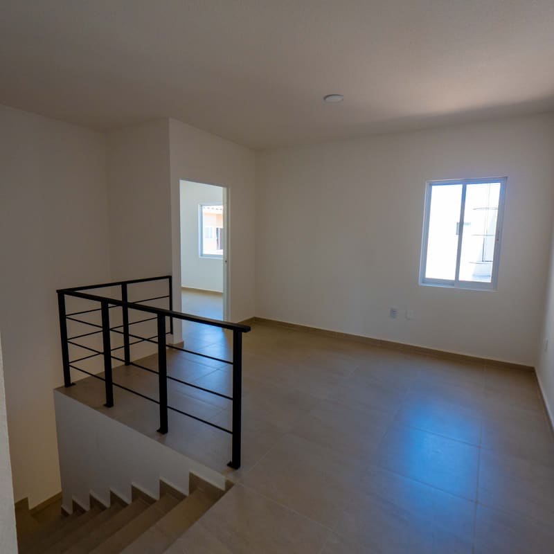 Distribuidor de planta alta con barandal de herrería en modelo Castelo