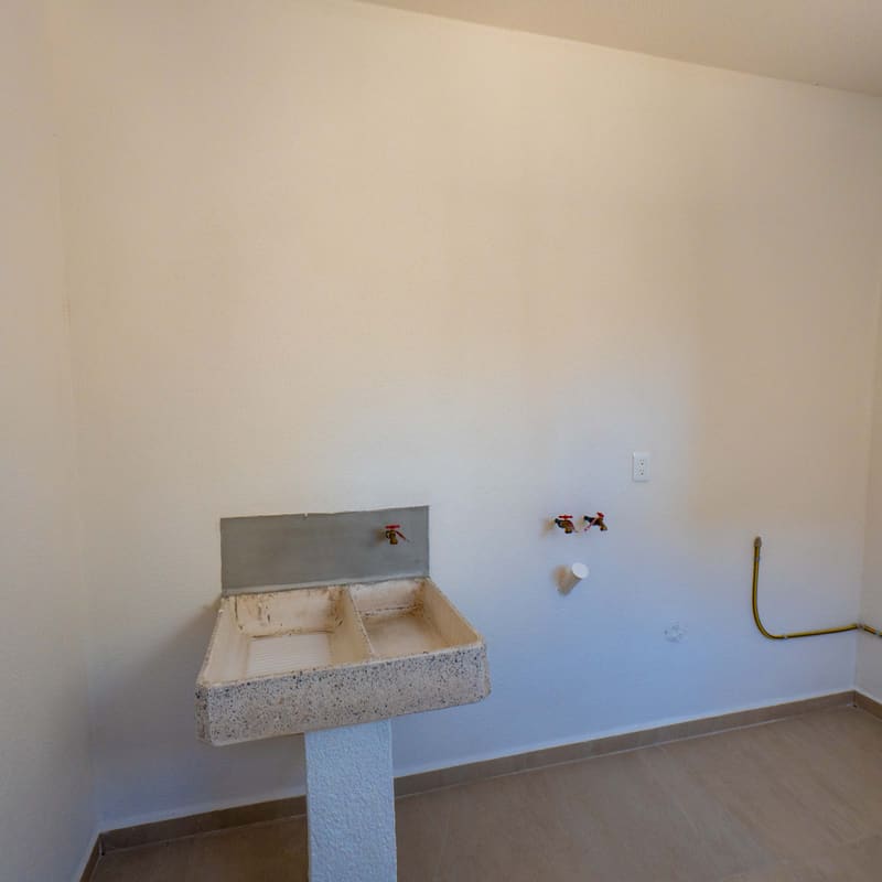 Cuarto de lavado y área de servicio interior en modelo Castelo
