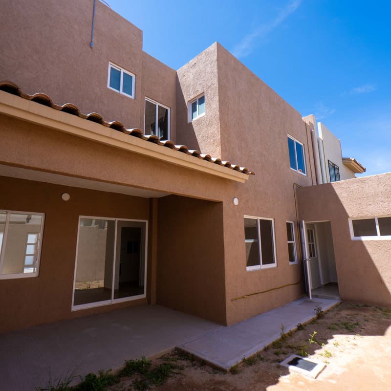 Jardín posterior privado con barda perimetral en modelo Castelo