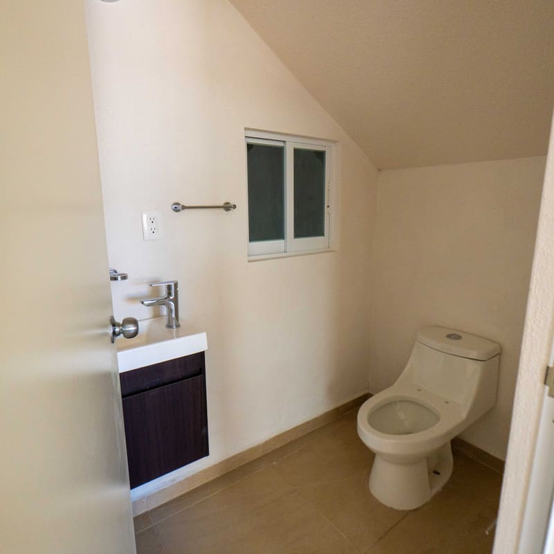 Medio baño de visitas en planta baja de modelo Castelo, Real Madeira