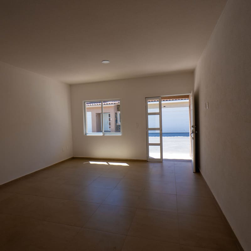 Sala con amplio ventanal y luz natural en modelo Castelo, Real Madeira