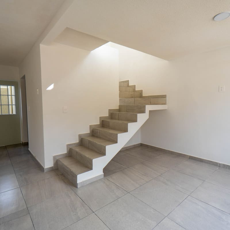 Recibidor y acceso principal con escalera en modelo Málaga, Real Madeira