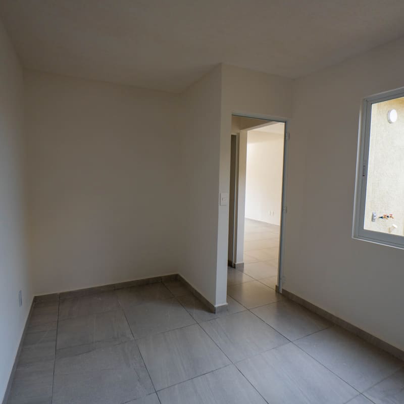 Escalera con barandal contemporáneo hacia planta alta en modelo Málaga
