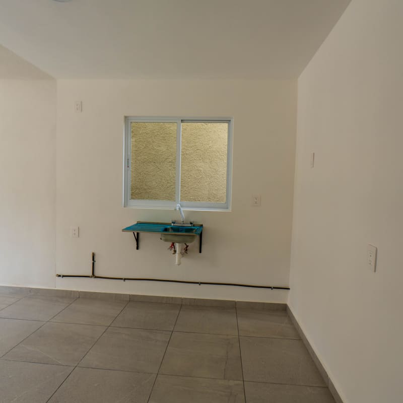 Cocina integral con barra desayunadora de cuarzo en modelo Málaga, Pachuca