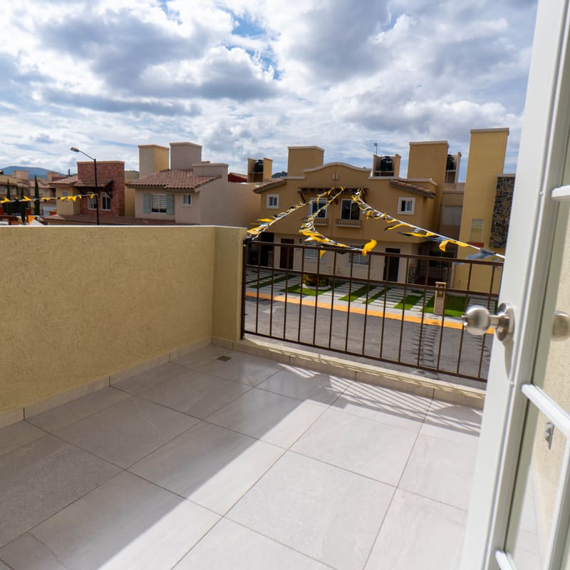 Terraza posterior conectada con el jardín en modelo Málaga, Real Madeira