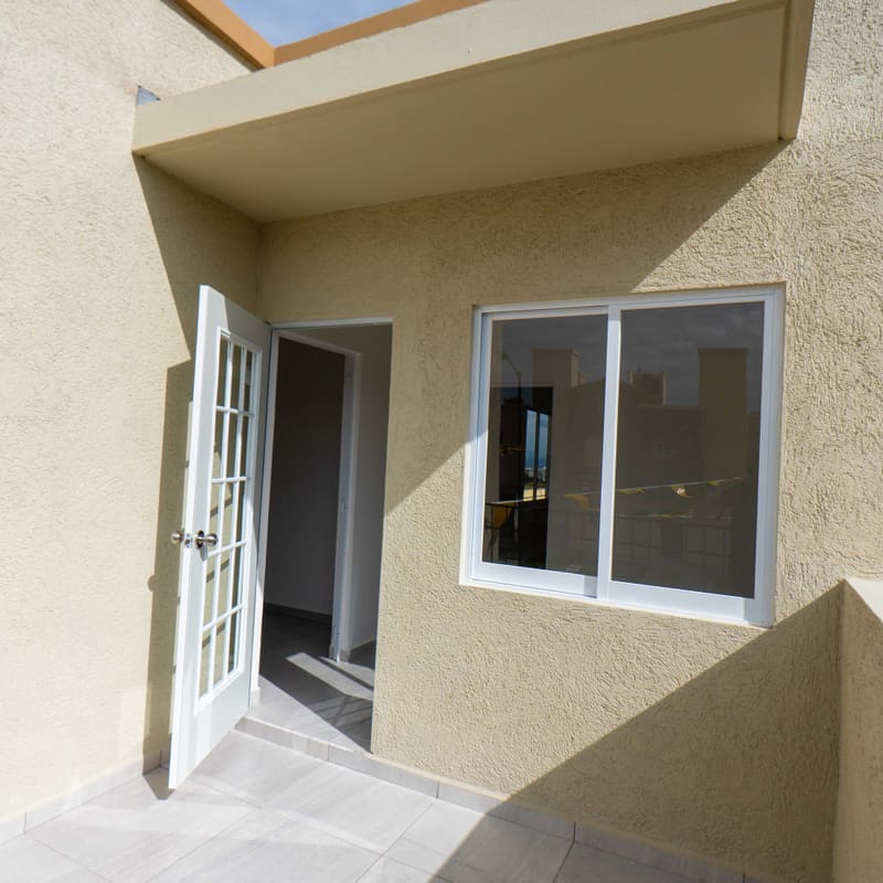 Terraza exterior con barandal en nivel superior de modelo Málaga, Real Madeira