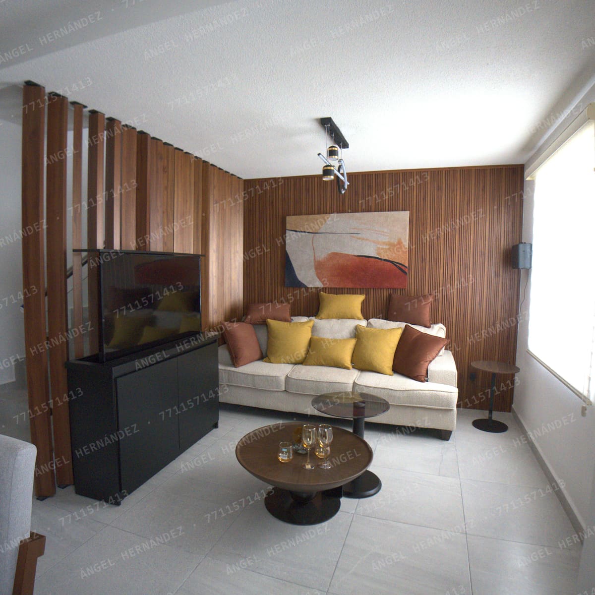 Sala con lambrín de madera en casa muestra Málaga, Real Madeira