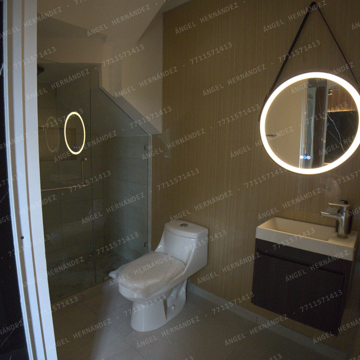 Baño completo de planta baja con regadera en casa muestra Málaga, Real Madeira