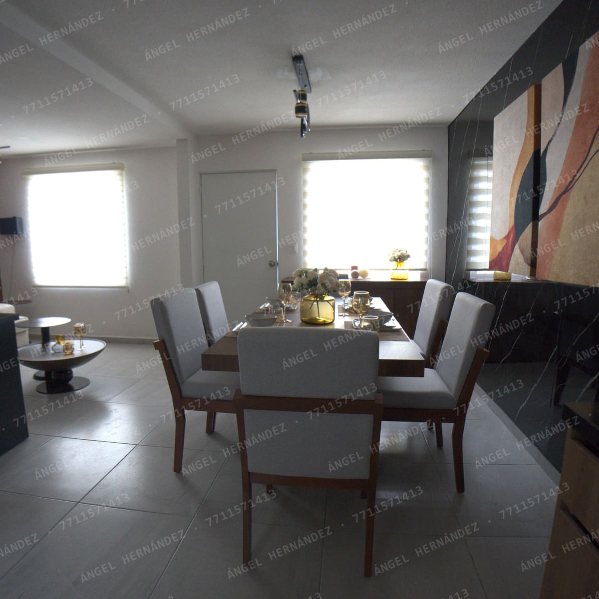Comedor hacia las ventanas del frente en casa muestra Málaga, Real Madeira
