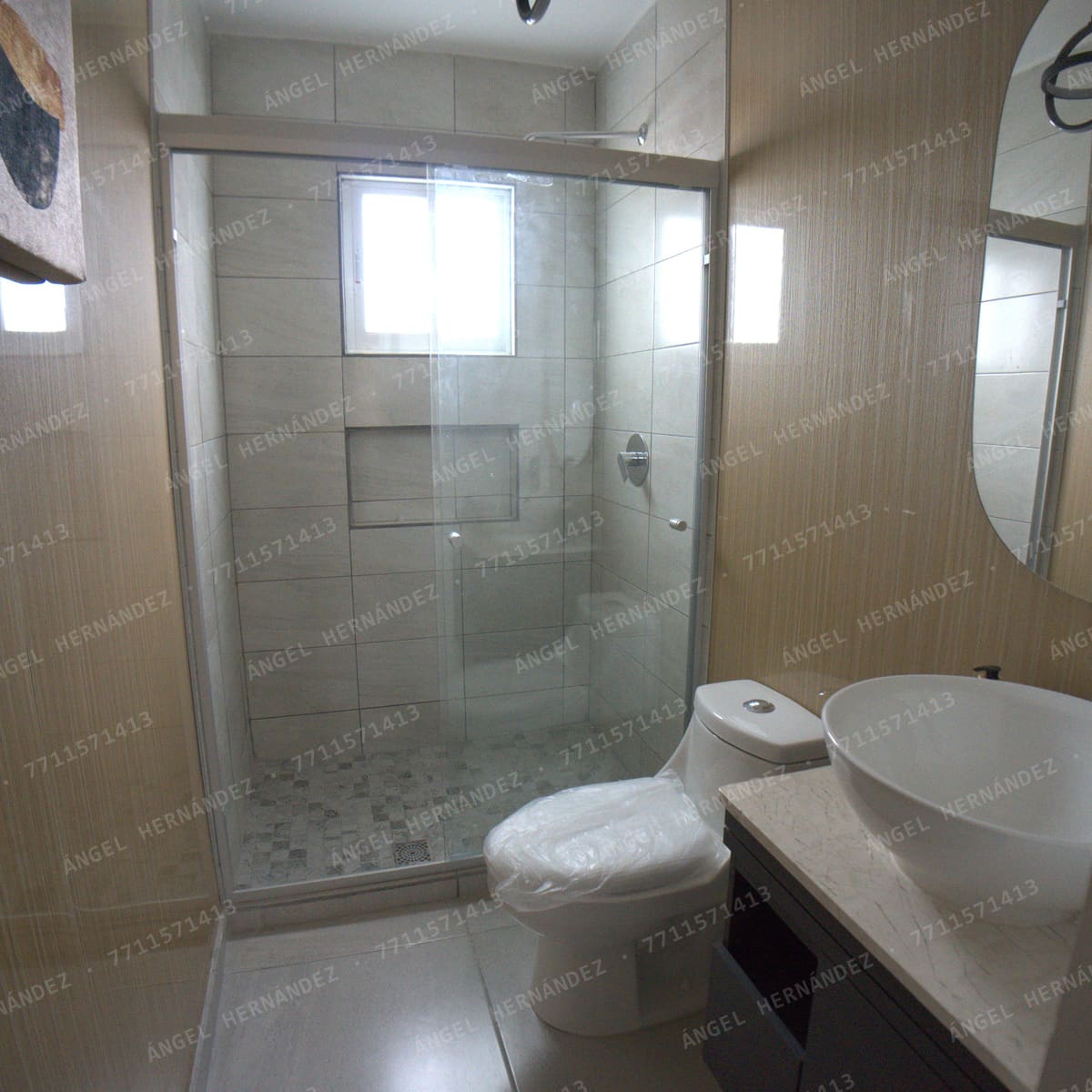 Baño completo de planta alta con regadera y ventana en casa muestra Málaga, Real Madeira