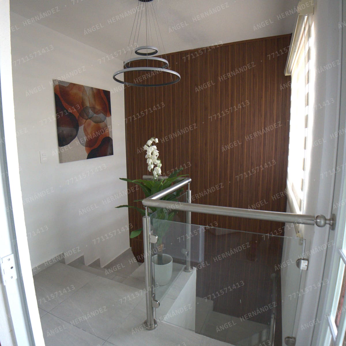 Distribuidor de planta alta al llegar por la escalera en casa muestra Málaga, Real Madeira