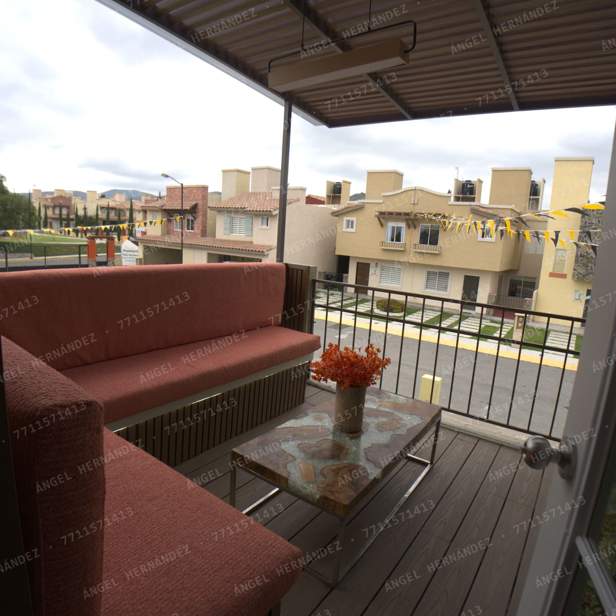 Terraza techada de planta alta con vista a la calle en casa muestra Málaga, Real Madeira