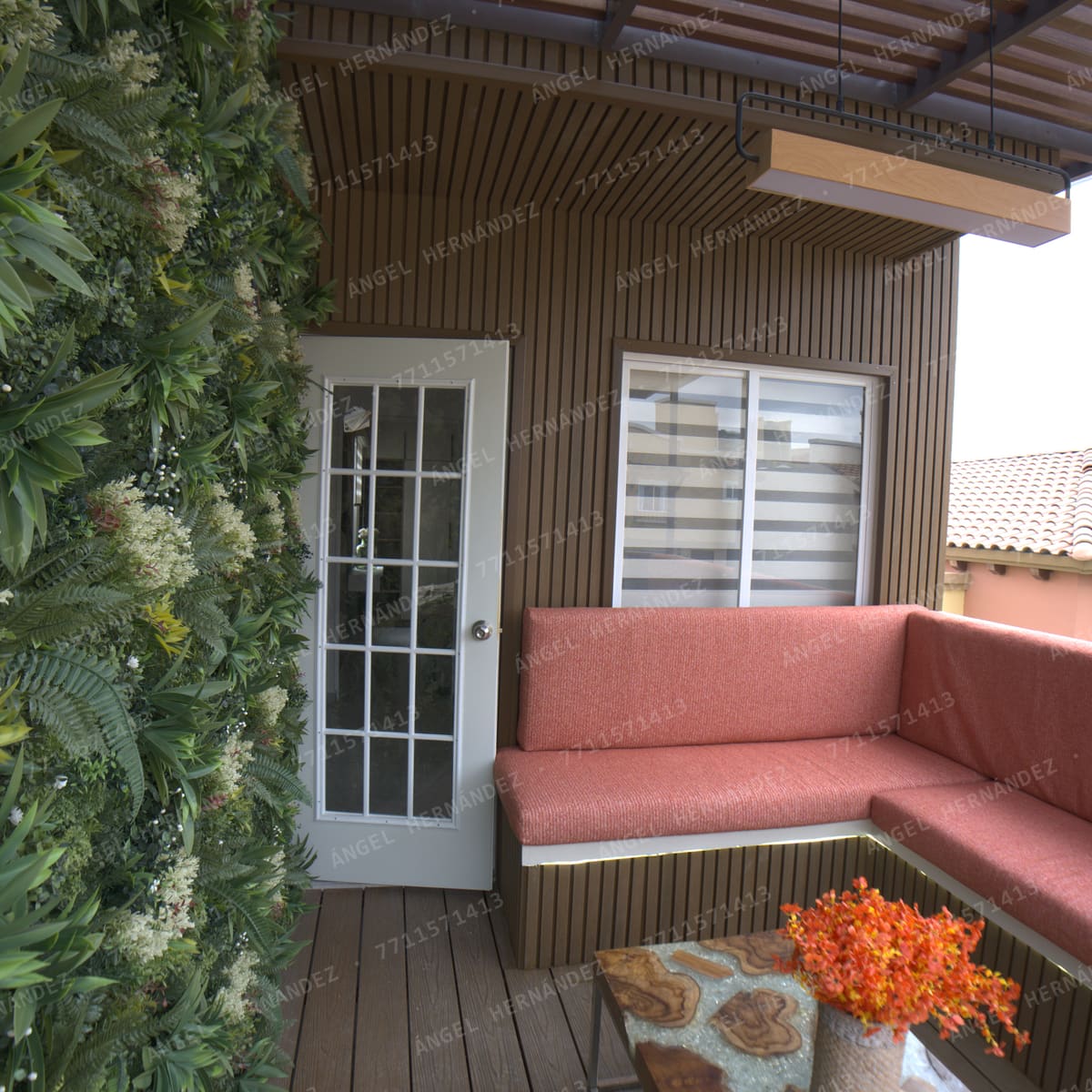 Terraza de planta alta con su puerta desde el distribuidor en casa muestra Málaga, Real Madeira
