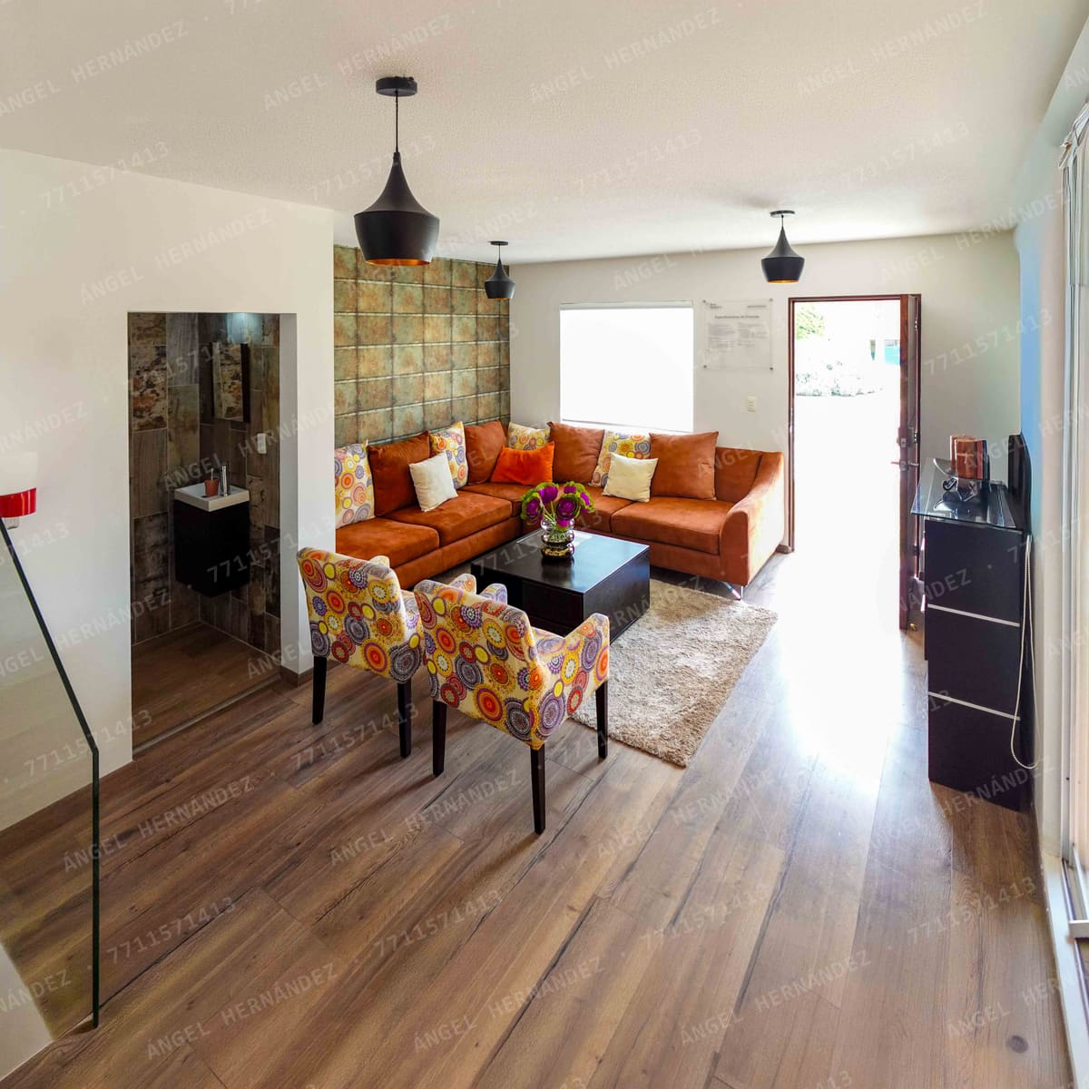 Sala con iluminación natural y decoración en casa muestra Montesino