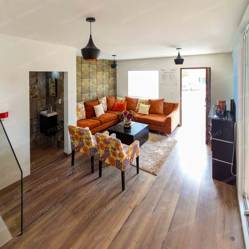 Sala con iluminación natural y decoración en casa muestra Montesino