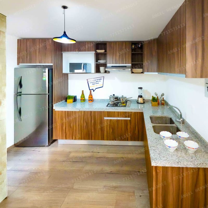 Cocina integral con barra desayunadora en modelo Montesino, Pachuca