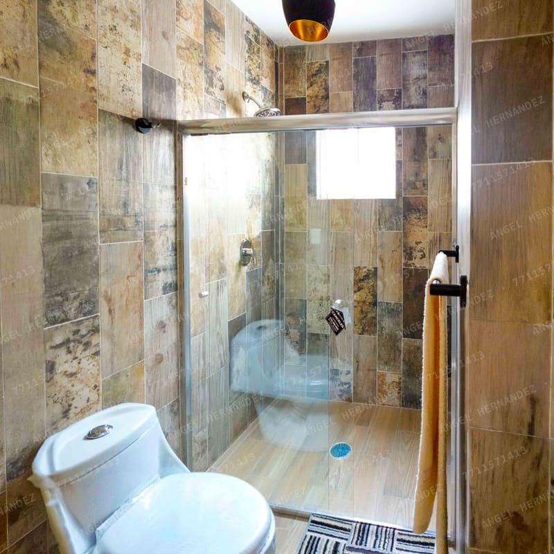Baño completo compartido con cancel templado en planta alta, modelo Montesino
