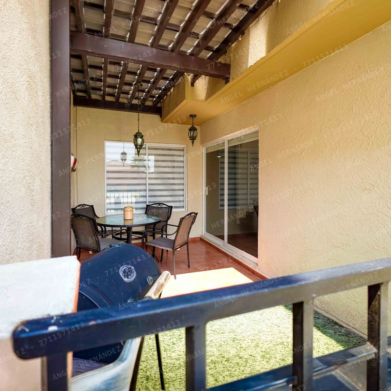 Terraza lateral con pérgola y jardín en modelo Montesino, Pachuca