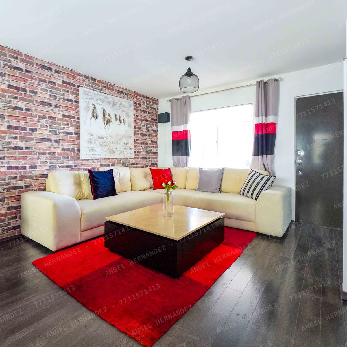 Sala con muro decorativo de ladrillo en modelo Pontevel Plus, Real Madeira