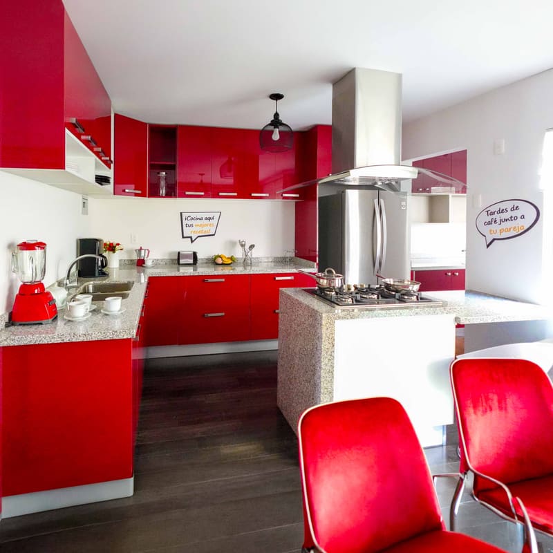 Cocina integral con barra desayunadora de cuarzo en modelo Pontevel