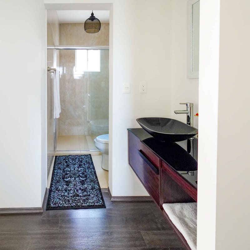 Lavabo exterior independiente en recámara de planta alta en modelo Pontevel