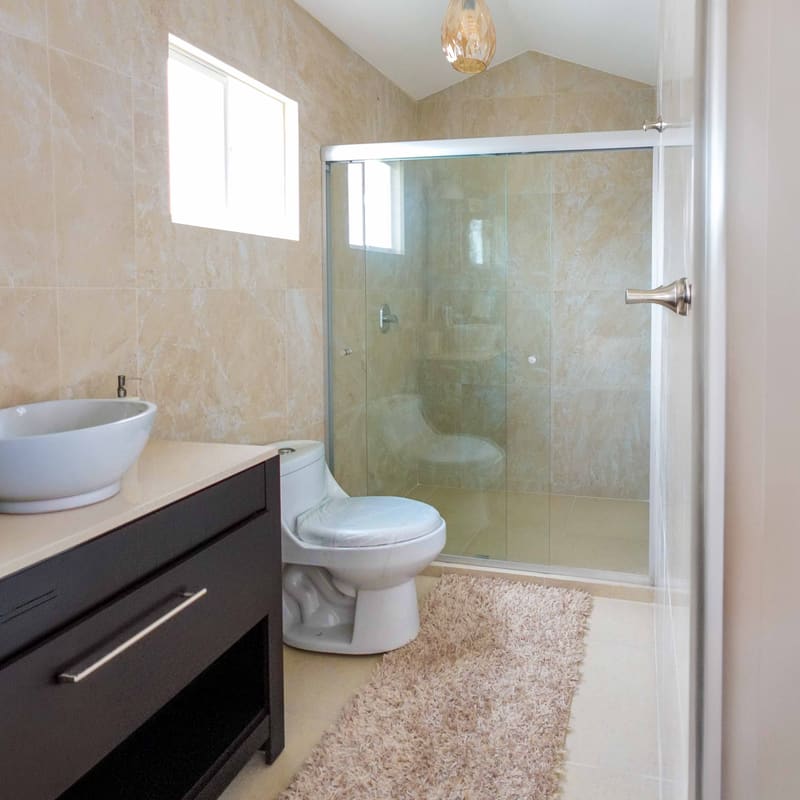 Baño completo con cancel de cristal templado en recámara de modelo Pontevel
