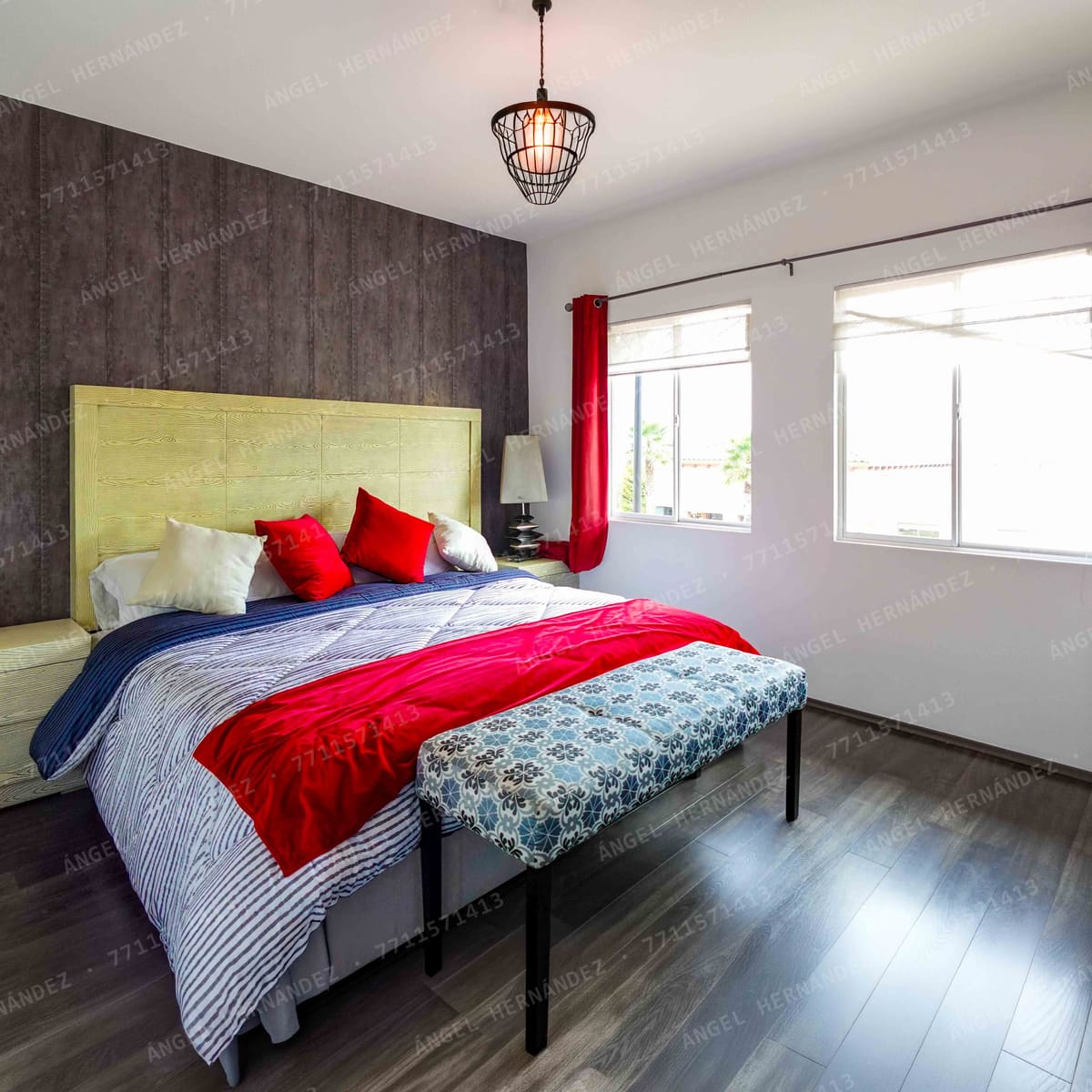 Recámara junior con cama matrimonial y ventana en planta alta de modelo Pontevel Plus