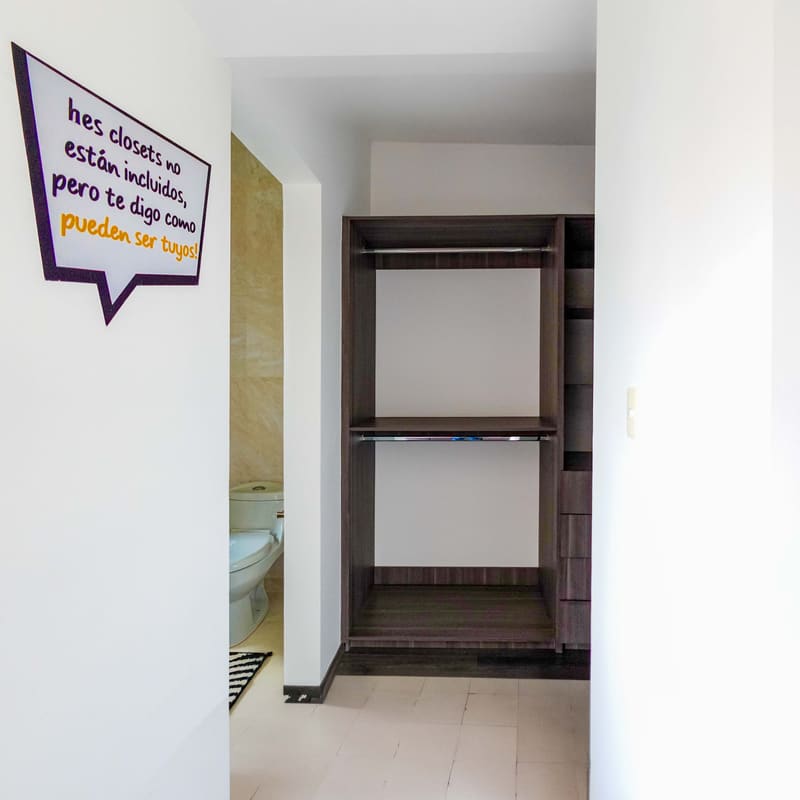 Módulos de vestidor con divisiones en planta alta de modelo Pontevel