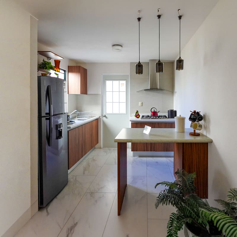 Cocina integral con barra desayunadora en casa muestra Ferrara