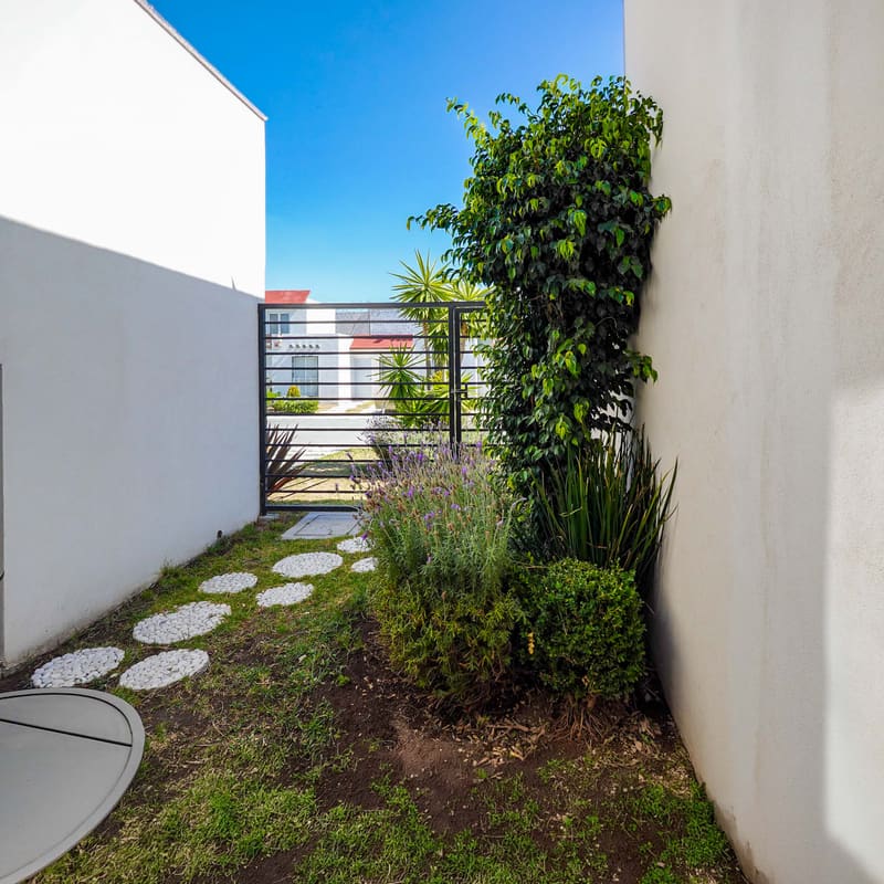 Jardín privado y cancel de acceso posterior en modelo Ferrara, Rinconada La Joya