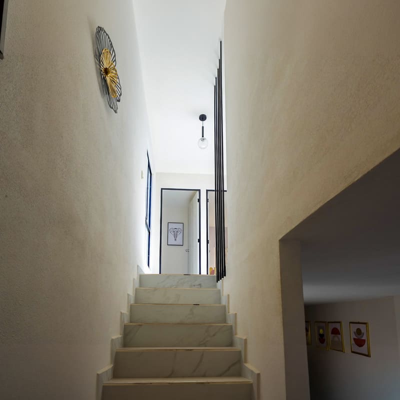 Escalera hacia pasillo de planta alta en modelo Ferrara, Mineral de la Reforma