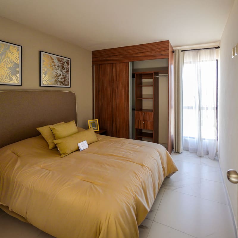 Recámara principal con ventanal e iluminación en modelo Ferrara, Rinconada La Joya