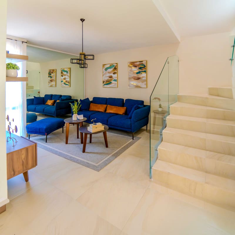 Sala con iluminación natural y vista hacia escalera en modelo Piamonte