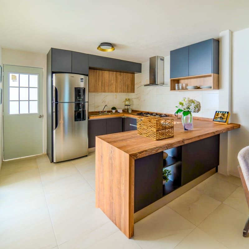 Cocina integral con barra desayunadora en modelo Piamonte, Rinconada La Joya