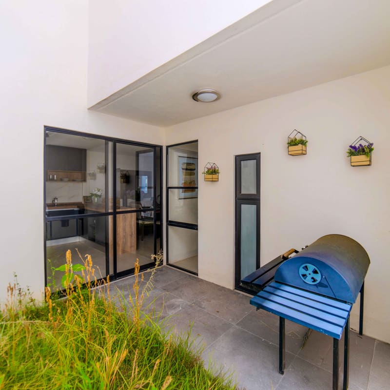 Terraza y jardín posterior de casa muestra Piamonte, Rinconada La Joya