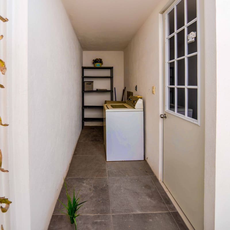 Medio baño de visitas en planta baja de modelo Piamonte