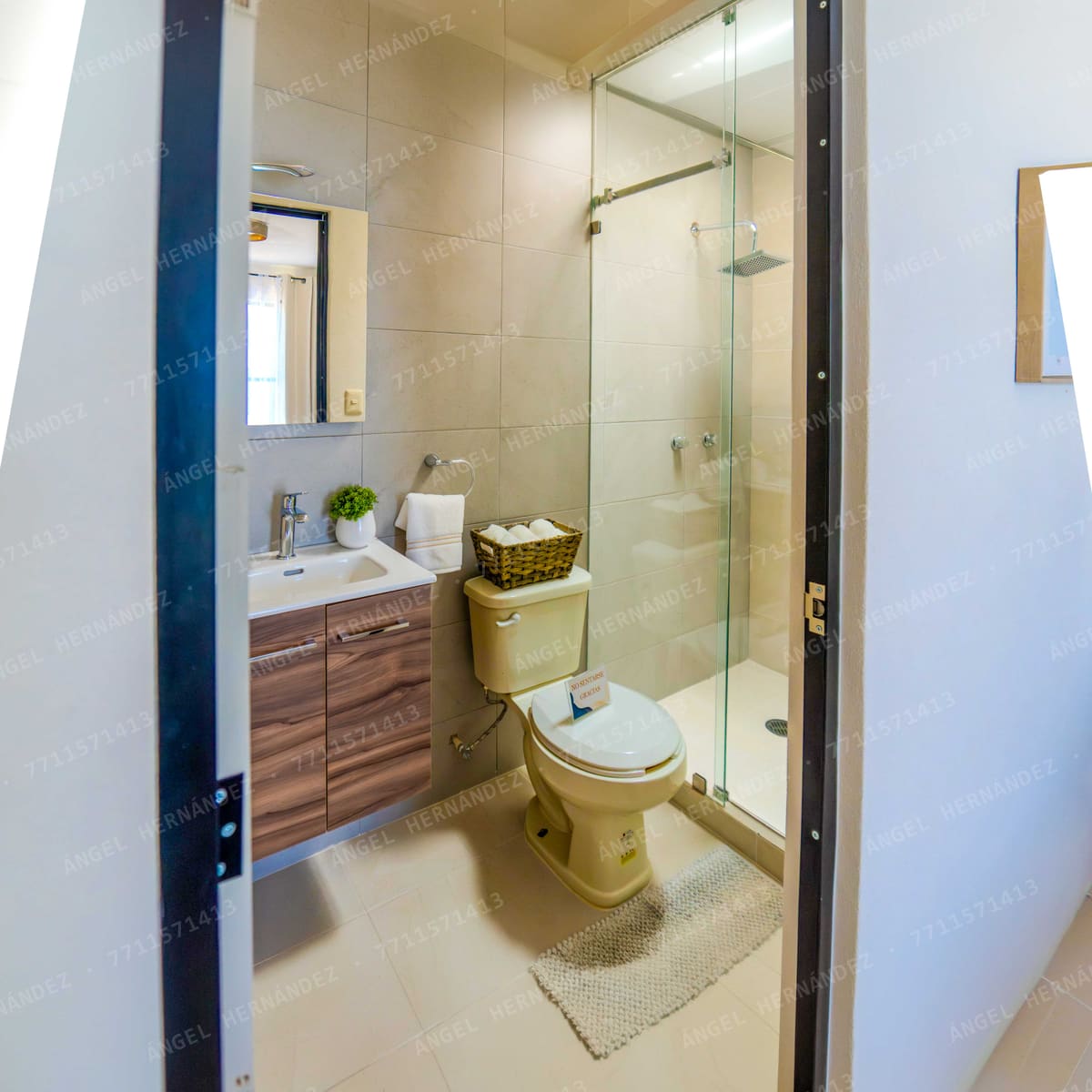 Baño completo con acabados cerámicos en modelo Piamonte
