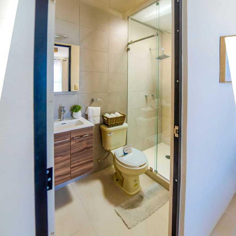 Baño completo con acabados cerámicos en modelo Piamonte