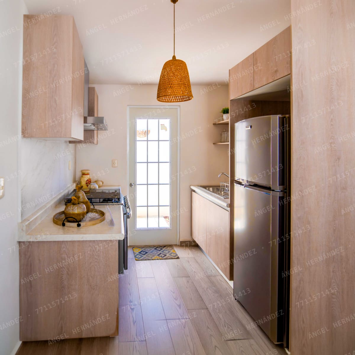 Cocina integral con puerta al patio de servicio en casa muestra Pompeya