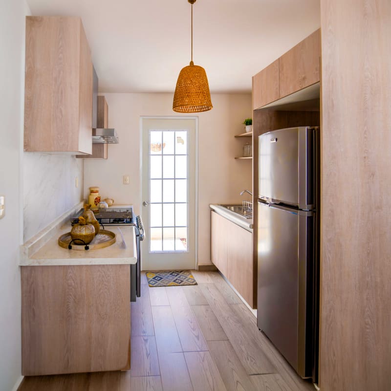 Cocina integral con barra desayunadora en casa muestra Pompeya