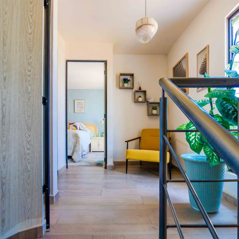 Pasillo en planta alta con barandal contemporáneo en modelo Pompeya