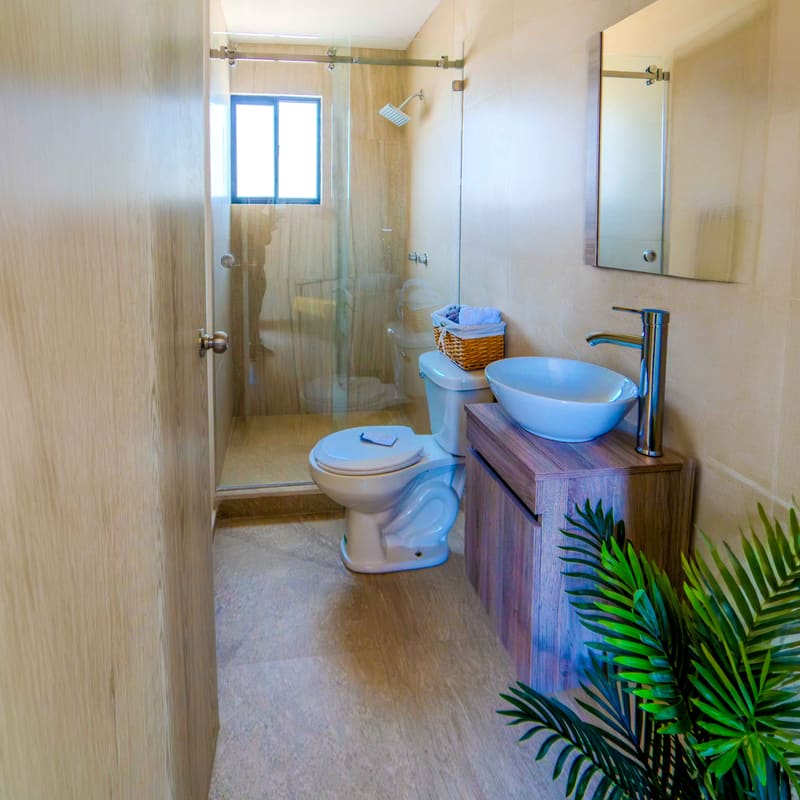 Baño completo con cancel y azulejo en modelo Pompeya