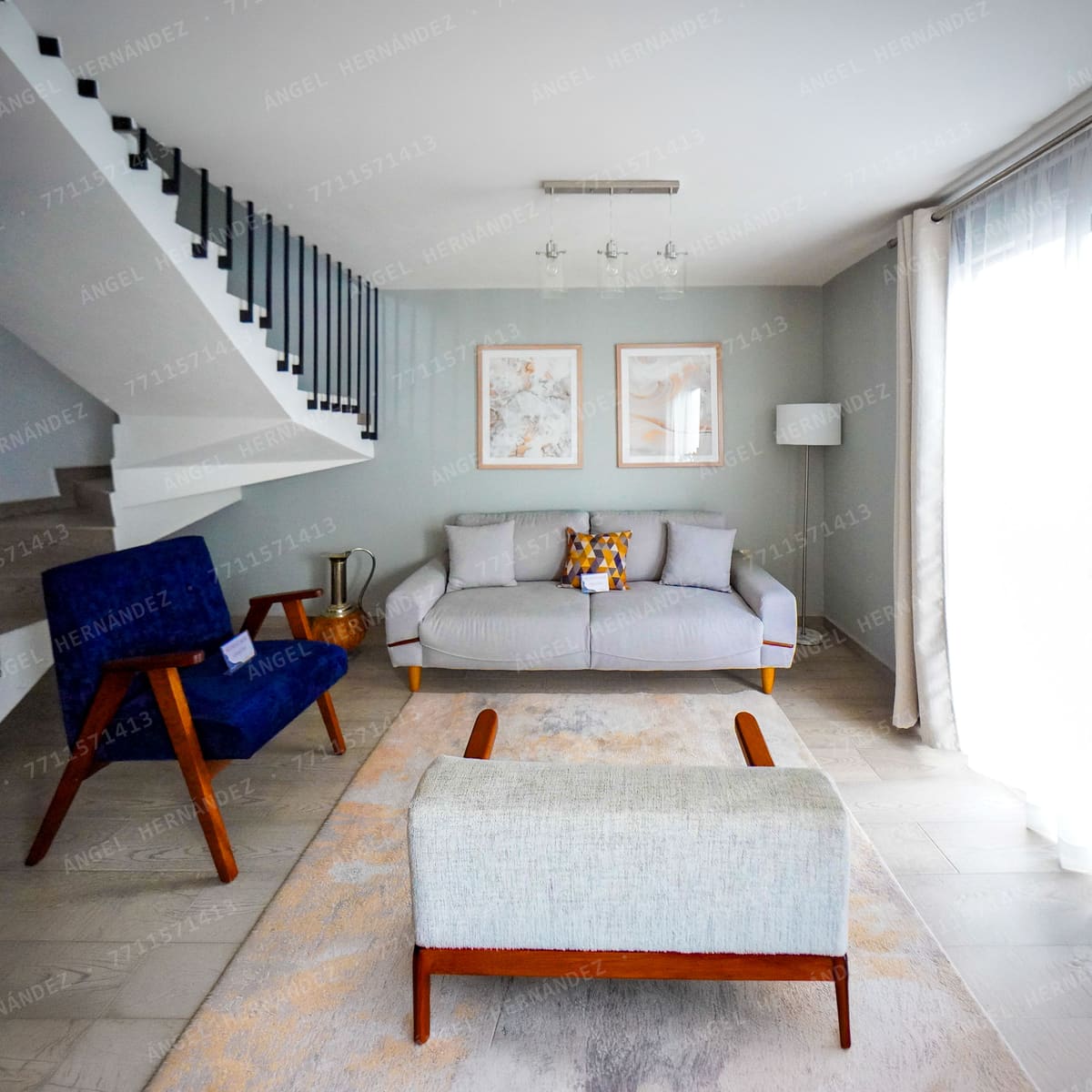Sala con iluminación natural y decoración en modelo Pompeya, Rinconada La Joya