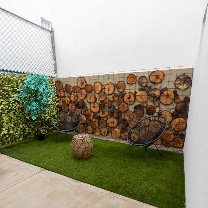 Patio trasero con muro decorativo en casa muestra Lyon